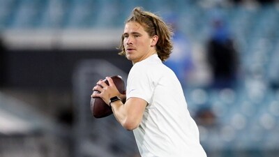 (FILES) Justin Herbert #10 of the Los Angeles Chargers warms up prior to a game (AFP) (FILES) Justin Herbert #10 of the Los Angeles Chargers warms up prior to a game (AFP)