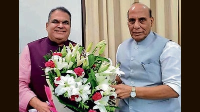 MP Sanjeev Arora with defence minister Rajnath Singh in New Delhi. (HT Photo)