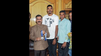 Para-Athletics World Championship-2023 silver medalist Nishad Kumar calls on Himachal Pradesh chief minister Sukhvinder Singh Sukhu in Shimla on Tuesday. (ANI) Para-Athletics World Championship-2023 silver medalist Nishad Kumar calls on Himachal Pradesh chief minister Sukhvinder Singh Sukhu in Shimla on Tuesday. (ANI)