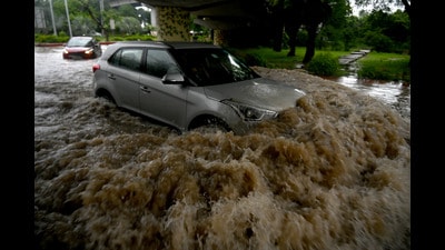 Several people posted videos on social media platforms, showing people navigating through knee-deep water on roads. (Sunil Ghosh/HT Photo) Several people posted videos on social media platforms, showing people navigating through knee-deep water on roads. (Sunil Ghosh/HT Photo)