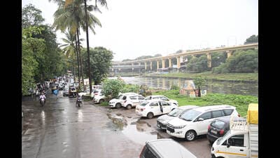 Several vehicles seen parked on Mutha riverside road near Shaniwarwada on Wednesday. (Kalpesh Nukte/HT PHOTO) Several vehicles seen parked on Mutha riverside road near Shaniwarwada on Wednesday. (Kalpesh Nukte/HT PHOTO)