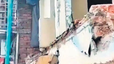 The first-floor wall of a ground-plus-two-story building belonging to the People’s Welfare School in Jogeshwari came crashing down. (HT Photo)