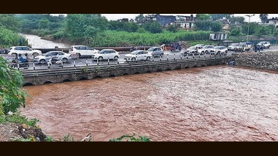 The floodgate was closed around 3.30 pm as the water level dropped by one feet. (Ravi Kumar/HT)