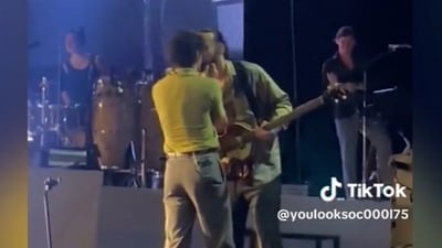 The 1975's Matty Healy is under fire for onstage kiss in Malaysia. (youlooksoc000175/TikTok)