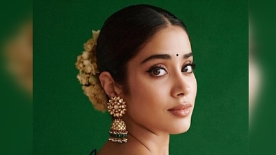 Janhvi Kapoor's stunning kundun jhumkas are simply breathtakingly beautiful. It comes in a white kundan pattern arranged in a beautiful floral pattern. With intricate detailing and a touch of green emerald, it creates a beautiful symphony of colour and design. (Instagram/@janhvikapoor) Janhvi Kapoor's stunning kundun jhumkas are simply breathtakingly beautiful. It comes in a white kundan pattern arranged in a beautiful floral pattern. With intricate detailing and a touch of green emerald, it creates a beautiful symphony of colour and design. (Instagram/@janhvikapoor)