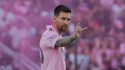 Lionel Messi gestures towards David Beckham after the goal (Twitter)