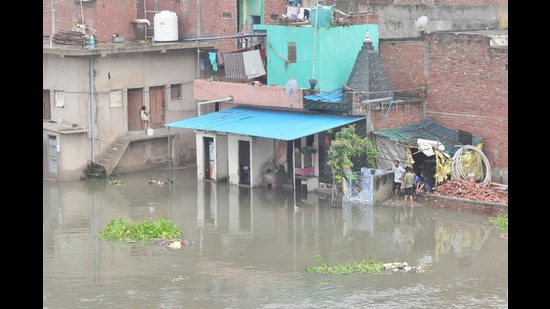 According to district administration officials, the number of affected individuals in Karhera is estimated to be around 7,000 to 8,000, as the water from river Hindon inundated the locality. (Sakib Ali/HT Photo)