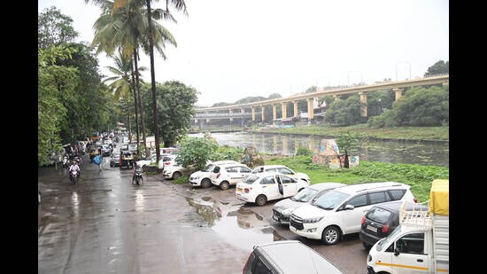 Several vehicles seen parked on Mutha riverside road near Shaniwarwada on Wednesday. (Kalpesh Nukte/HT PHOTO)