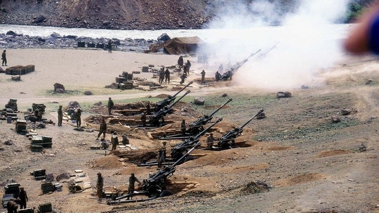 File photo of 155mm Bofors howitzers blasting away Pakistani bunkers in Drass sector during 1999 Kargil war.