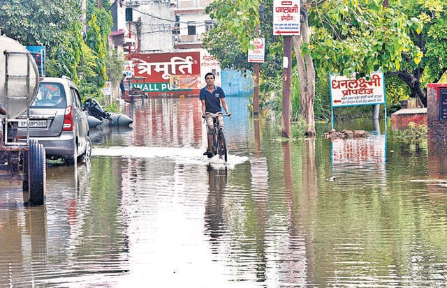 Large portions of Karhera in Sahibabad remain submerged. (Sakib Ali/HT Photo)