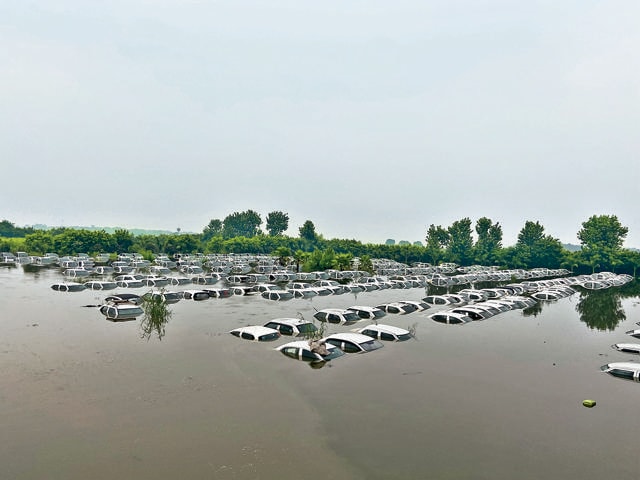 Vehicles get submerged in a flooded parking area, near Ecotech 3, in Greater Noida on Tuesday. (Sunil Ghosh/HT Photo) Vehicles get submerged in a flooded parking area, near Ecotech 3, in Greater Noida on Tuesday. (Sunil Ghosh/HT Photo)