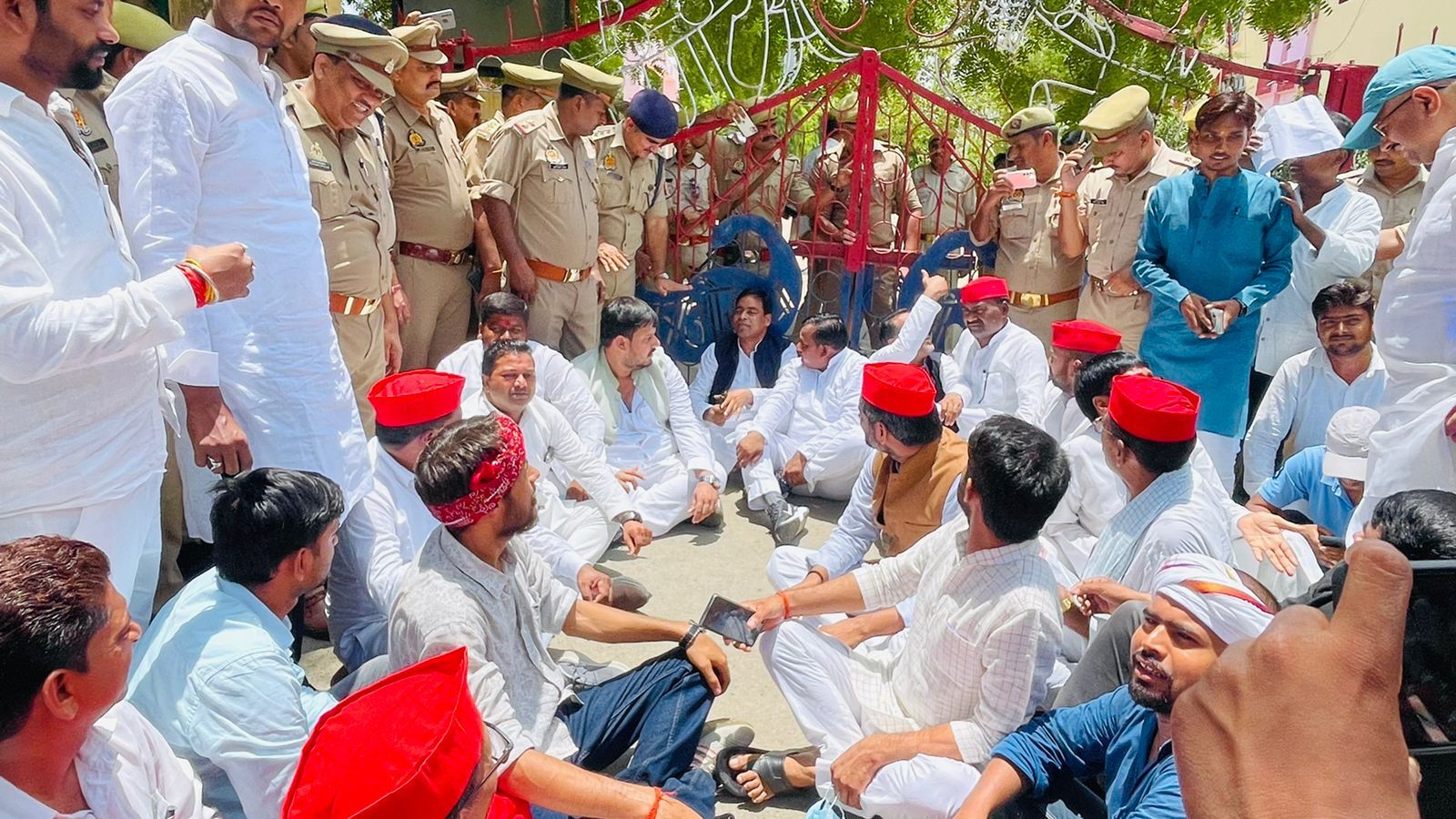 SP men detained after sit-in outside Naini Jail - Vimarsana News