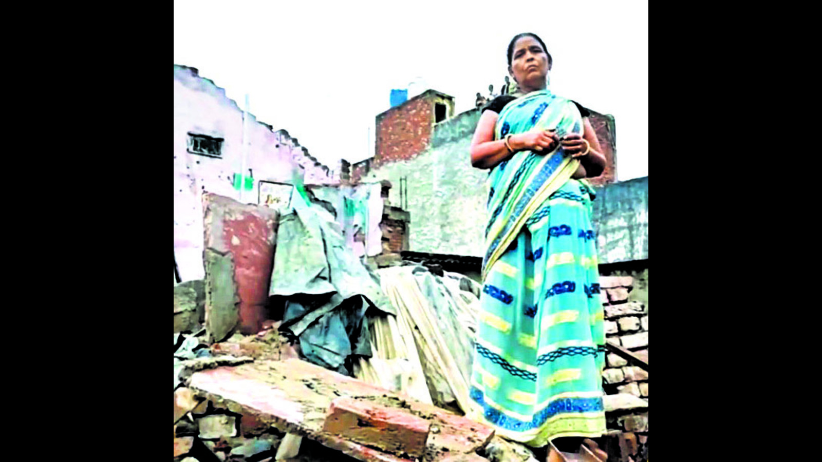 Narrow escape for Noida family as house collapses in Hindon floods - Vimarsana News