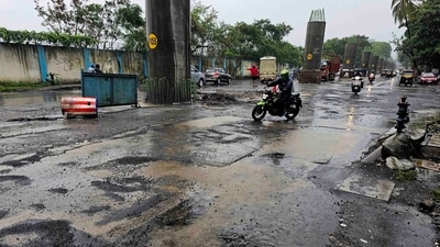 Potholes were seen on S V Road Near Nanavati Hospital at Vile Parle West, in Mumbai. (Photo by Vijay Bate/HT Photo) Potholes were seen on S V Road Near Nanavati Hospital at Vile Parle West, in Mumbai. (Photo by Vijay Bate/HT Photo)