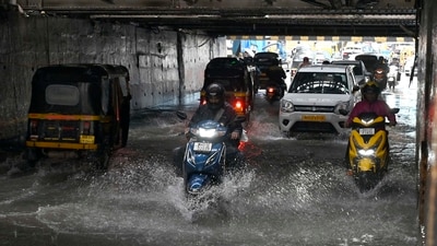 Vehicles wade through waterlogged streets on Subway at Andheri, amid monsoon rains, in Mumbai. (Photo by Vijay Bate/HT Photo) Vehicles wade through waterlogged streets on Subway at Andheri, amid monsoon rains, in Mumbai. (Photo by Vijay Bate/HT Photo)