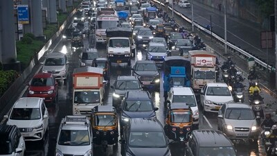 Huge Traffic on Western Express Highway at Jogeshwari due to Heavy Rain, in Mumbai. (Photo by Vijay Bate/HT Photo) Huge Traffic on Western Express Highway at Jogeshwari due to Heavy Rain, in Mumbai. (Photo by Vijay Bate/HT Photo)
