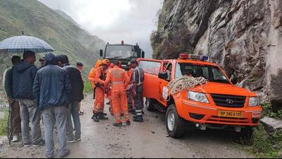 A National Disaster Response Force (NDRF) team at the spot from where the car skidded and rolled down into the Sutlej river near Tapri in Kinnaur district on Thursday. (HT Photo)