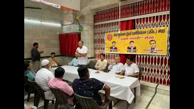 A meeting of bullion traders and artisans in progress in the bullion market in Meerut. (HT)