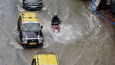 Vehicles wade through the waterlogged streets of Marine Lines and Churchgate East after heavy rainfall. (ANI Photo) Vehicles wade through the waterlogged streets of Marine Lines and Churchgate East after heavy rainfall. (ANI Photo)