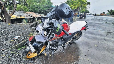 An eyewitness Dashrath Bhoge, who was standing near the bus stop, said, “The accident happened in the morning around 8am. I was near a bus stop when I saw this biker trying to dodge bad patches on the road and met with an accident. Later, the traffic police and the officials filled the pothole with gravel.” (Praful Gangurde / HT Photo) An eyewitness Dashrath Bhoge, who was standing near the bus stop, said, “The accident happened in the morning around 8am. I was near a bus stop when I saw this biker trying to dodge bad patches on the road and met with an accident. Later, the traffic police and the officials filled the pothole with gravel.” (Praful Gangurde / HT Photo)