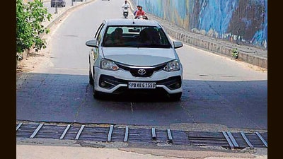 Commuters are facing inconvenience due to damaged expansion joints at railway underbridge situated near Lodhi Club. (HT PHOTO) Commuters are facing inconvenience due to damaged expansion joints at railway underbridge situated near Lodhi Club. (HT PHOTO)