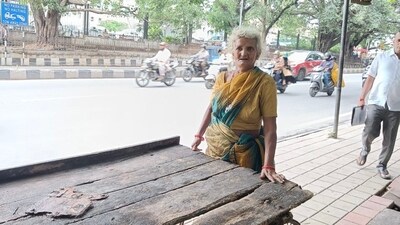 Bengaluru's 70 year old corn seller gets her seized cart back, after Twitter row Bengaluru's 70 year old corn seller gets her seized cart back, after Twitter row