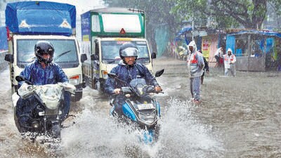 Heavy rains have been on in Nagpur since Wednesday morning. Residents of low-lying areas woke up to flooded streets, under-bridges and houses after rain lashed the city in the wee hours of Thursday. The heavy downpour and waterlogging led to traffic disruptions in several parts of the city. (Bhushan Koyande/HT Photo) Heavy rains have been on in Nagpur since Wednesday morning. Residents of low-lying areas woke up to flooded streets, under-bridges and houses after rain lashed the city in the wee hours of Thursday. The heavy downpour and waterlogging led to traffic disruptions in several parts of the city. (Bhushan Koyande/HT Photo)