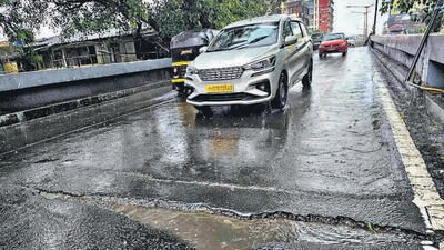 Mumbai, India - July 27, 2023 : Potholes Seen in a Flyover at Vile Parle East, in Mumbai, India, on Thursday, July 27, 2023. (Photo by Vijay Bate/HT Photo)