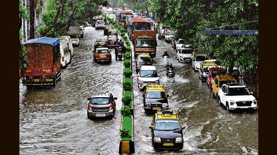 Mumbai, India - July 27, 2023: Water logging at Maharshi Karve Road, between Churchgate and Marine Drives in Mumbai, India, on Thursday, July 27, 2023. (Photo by Anshuman Poyrekar/ Hindustan Times) (Hindustan Times)