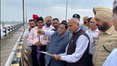 Punjab governor Banwarilal Purohit in flood-affected villages of Jalandhar’s Shahkot sub-division on Thursday. (HT Photo) Punjab governor Banwarilal Purohit in flood-affected villages of Jalandhar’s Shahkot sub-division on Thursday. (HT Photo)