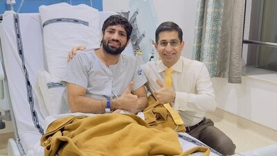 Ravi Dahiya and Dr Dinshaw Pardiwala in Mumbai. (Twitter) Ravi Dahiya and Dr Dinshaw Pardiwala in Mumbai. (Twitter)