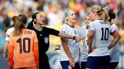 Referee Yoshimi Yamashita talks to Lindsey Horan of the U.S. and Netherlands' Danielle van de Donk (REUTERS)