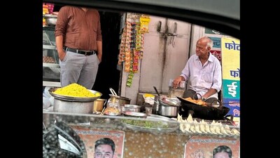 A Twitter user shared a samosa seller's heartfelt words on why he likes to work. (Twitter/@Aarayansh) A Twitter user shared a samosa seller's heartfelt words on why he likes to work. (Twitter/@Aarayansh)