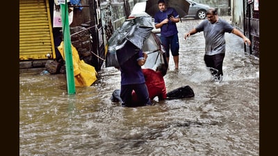 Thane, India - July, 27, 2023: after heavy rain in Thane , Water logging at vandana cinema thane , in Thane, in Mumbai, India, on,Thursday, July, 27, 2023. ( Praful Gangurde / HT Photo ) Thane, India - July, 27, 2023: after heavy rain in Thane , Water logging at vandana cinema thane , in Thane, in Mumbai, India, on,Thursday, July, 27, 2023. ( Praful Gangurde / HT Photo )