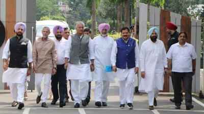 The Punjab BJP delegation, led by state unit chief Sunil Jakhar (centre), after meeting governor Banwarilal Purohit at Raj Bhavan in Chandigarh on Thursday. (Keshav Singh/HT)
