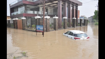 The breachi in the Alipur embankment, which occurred approximately a fortnight ago, has left factory owners struggling to cope with the aftermath (Sakib Ali/HT Photo) The breachi in the Alipur embankment, which occurred approximately a fortnight ago, has left factory owners struggling to cope with the aftermath (Sakib Ali/HT Photo)