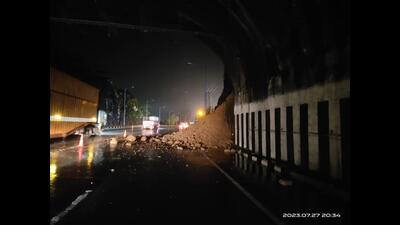 The highway police had blocked Mumbai-Pune Expressway - second time within seven days - for vehicular traffic for two hours from 12 to 2 pm on Thursday (HT PHOTO) The highway police had blocked Mumbai-Pune Expressway - second time within seven days - for vehicular traffic for two hours from 12 to 2 pm on Thursday (HT PHOTO)