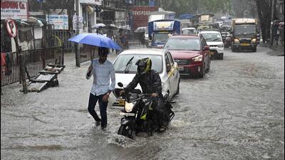 Vehicles wade through waterlogged streets in Mumbai’s Andheri. (Vijay Bate/ HT Photo) Vehicles wade through waterlogged streets in Mumbai’s Andheri. (Vijay Bate/ HT Photo)