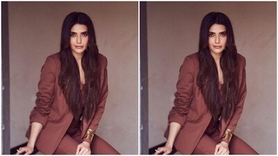 Karishma looked gorgeous in a maroon pant suit as she posed for the pictures like a diva. (Instagram/@karishmaktanna) Karishma looked gorgeous in a maroon pant suit as she posed for the pictures like a diva. (Instagram/@karishmaktanna)