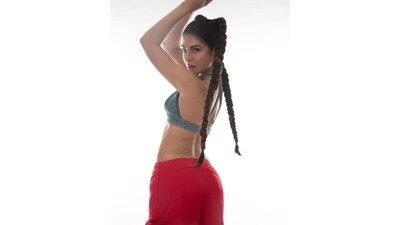 With the assistance of celebrity hairstylist Marce Pedrozo, Jacqueline styled her luscious tresses into two long high braided hairstyles. (Instagram/@jacquelienefernandez)