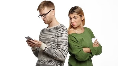 Whether you are phubbing your partner at teatime or bedtime, you are surely making yourself emotionally distant from them. (Freepik) Whether you are phubbing your partner at teatime or bedtime, you are surely making yourself emotionally distant from them. (Freepik)