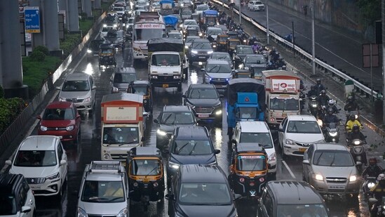 Huge Traffic on Western Express Highway at Jogeshwari due to Heavy Rain, in Mumbai. (Photo by Vijay Bate/HT Photo)