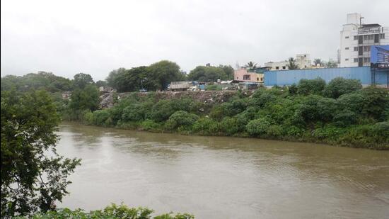 PCMC on Tuesday lodged a police complaint against a laundry owner from Chinchwad for allegedly discharging untreated, contaminated water into the Pavana river (in pic). (HT)