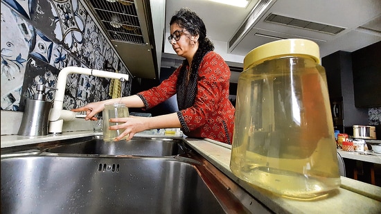 Savita Bhanushali, a resident of the Transcon Skycity Tirumala Habitats, Mulund West showed the muddy water she has been receiving in her flat. She said that despite many complaints, the BMC has not done anything. (PRAFUL GANGURDE/HT PHOTO)