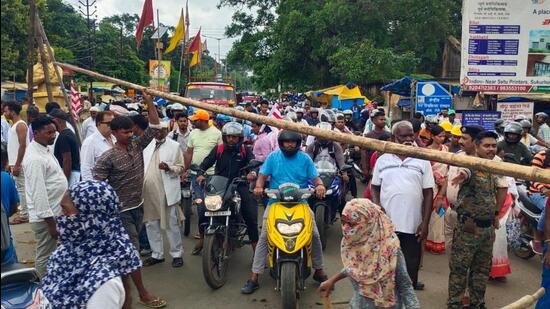 Supporters and partymen of CPI (M) leader Subhash Munda hit the streets in Ranchi on Thursday (HT Photo)