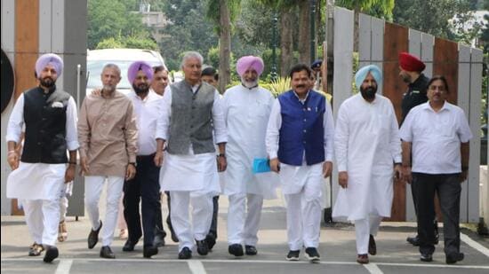 The Punjab BJP delegation, led by state unit chief Sunil Jakhar (centre), after meeting governor Banwarilal Purohit at Raj Bhavan in Chandigarh on Thursday. (Keshav Singh/HT)