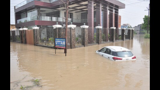 The breachi in the Alipur embankment, which occurred approximately a fortnight ago, has left factory owners struggling to cope with the aftermath (Sakib Ali/HT Photo)