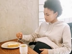 In comparison to the highest-intake group, the children of mothers in the low-intake groups were more likely to show neurodevelopmental delays. In comparison to the highest-intake group, the children of mothers in the low-intake groups were more likely to show neurodevelopmental delays.