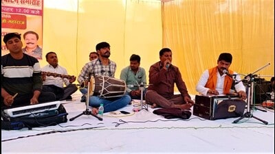 A Kirtan Mandali performing in a village in trans-Ganga area of Prayagraj in Uttar Pradesh. (HT file photo)