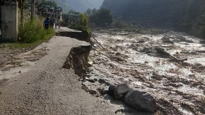 A portion of the road swept away by the Gadsa Nullah in Kullu district of Himachal Pradesh. (HT File) A portion of the road swept away by the Gadsa Nullah in Kullu district of Himachal Pradesh. (HT File)